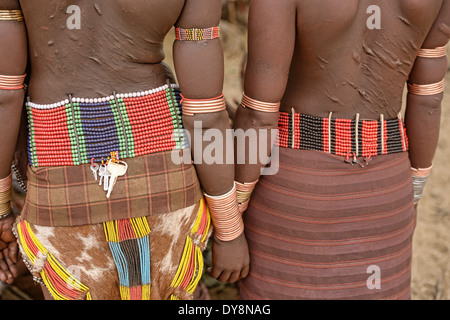 Les femmes Hamer avec bracelets lors d'une cérémonie près de Turmi bull sautant dans la vallée de l'Omo, Ethiopie Banque D'Images