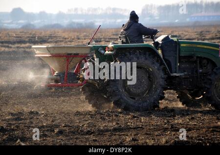 Dalian, Chine, province de Heilongjiang. Apr 9, 2014. Les gens travaillent dans une ferme de l'Heilongjiang Reclamation Area Dalian, dans la province du nord-est de la Chine, le 9 avril 2014. L'Heilongjiang Zone de remise en état, d'une superficie d'environ 2,4 millions d'hectares, est la plus grande ferme appartenant à l'Etat et aussi la clé de la base de céréales commercialisables en Chine. © Zhou Liangjun/Xinhua/Alamy Live News Banque D'Images