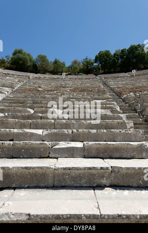 La pierre calcaire coin théâtre grec antique à Asclépios (Esculape) sanctuaire d'Épidaure Péloponnèse Grèce datant Banque D'Images