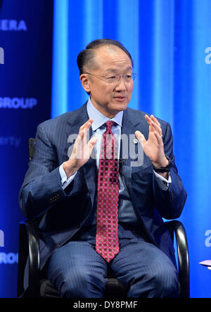 Washington, USA. Apr 9, 2014. Le Président de la Banque mondiale, Jim Yong Kim reçoit entrevue au siège de la Banque mondiale à Washington le 9 avril 2014. Le Président de la Banque mondiale, Jim Yong Kim, a déclaré mercredi que la Banque mondiale a besoin de la Chine de continuer à être un partenaire très proche et les leçons qu'ils tirent de l'autre pourraient bénéficier le monde. Credit : Bao Dandan/Xinhua/Alamy Live News Banque D'Images