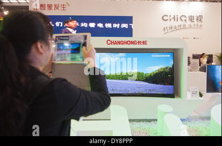 Shenzhen, la province chinoise du Guangdong. 10 avr, 2014. Un visiteur prend des photos d'un plat 1 lors de la 2e Expo de la technologie de l'information la Chine à Shenzhen, province du Guangdong en Chine du sud, le 10 avril 2014. L'Expo se déroulera du 10 au 12 avril. © AAM Siqian/Xinhua/Alamy Live News Banque D'Images