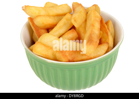 La maison populaire Snack Bol de frites fraîchement coupées épaisses plaquettes prêt à manger isolé sur un fond blanc avec un chemin de détourage pas de personnes Banque D'Images