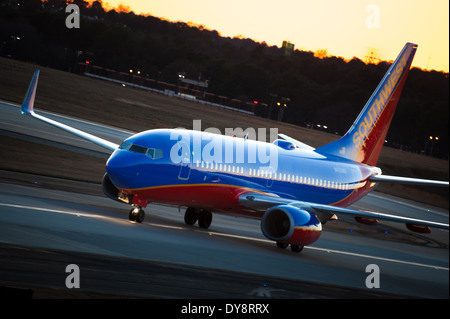 Southwest Airlines passenger jet taxiing au coucher du soleil à l'aéroport international Hartsfield-Jackson d'Atlanta à Atlanta, Géorgie. (USA) Banque D'Images