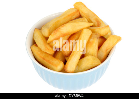 La maison populaire Snack Bol de frites fraîchement coupées épaisses plaquettes prêt à manger isolé sur un fond blanc avec un chemin de détourage pas de personnes Banque D'Images