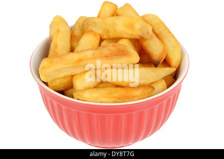 La maison populaire Snack Bol de frites fraîchement coupées épaisses plaquettes prêt à manger isolé sur un fond blanc avec un chemin de détourage pas de personnes Banque D'Images