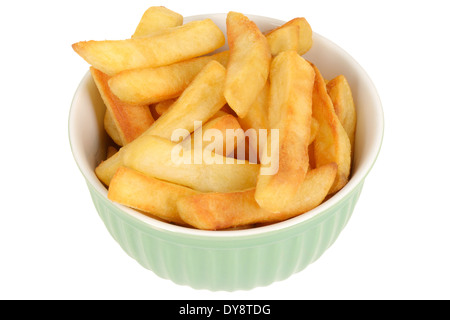 La maison populaire Snack Bol de frites fraîchement coupées épaisses plaquettes prêt à manger isolé sur un fond blanc avec un chemin de détourage pas de personnes Banque D'Images