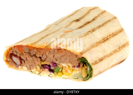 Délicieux Boeuf Chili frais et salade mixte Déjeuner Wrap isolés contre un fond blanc avec aucun peuple et un chemin de détourage Banque D'Images