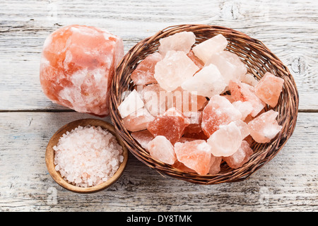 Sel rose de l'himalaya dans panier en osier Banque D'Images