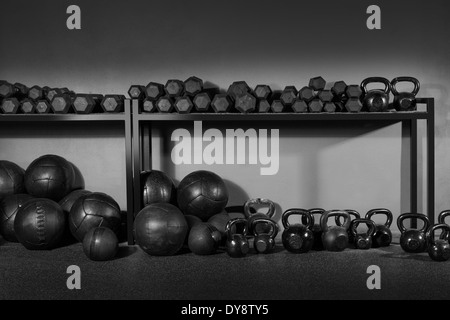 Kettlebells haltères et pondérées de l'équipement de formation de poids balles slam at gym Banque D'Images