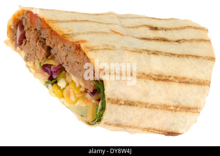 Délicieux Boeuf Chili frais et salade mixte Déjeuner Wrap isolés contre un fond blanc avec aucun peuple et un chemin de détourage Banque D'Images