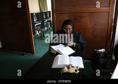 MonroviaLiberia : Cllr. Sombo Izetta Wesley, Président de l'Association de football du Libéria (ZPH) faire de la recherche en droit au livre Banque D'Images