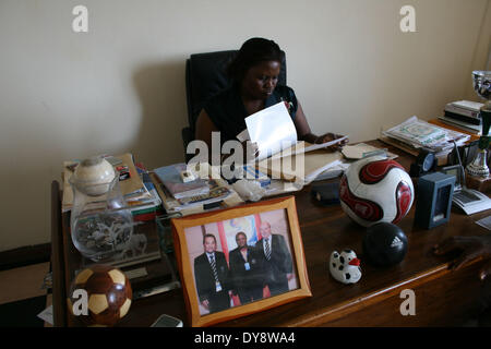 MonroviaLiberia : Cllr. Sombo Izetta Wesley, Président de l'Association de football du Libéria (ZPH) à la lecture de certains documents dans son o Banque D'Images