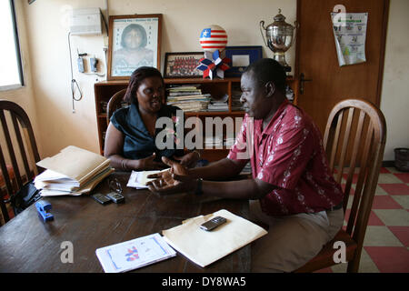 MonroviaLiberia : Cllr. Sombo Izetta Wesley, Président de l'Association de football du Libéria (ZPH) en discussion avec Idrissa Kabb Banque D'Images