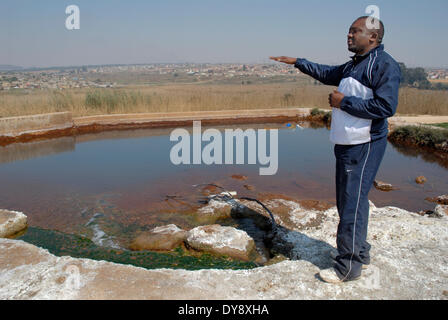 L'Afrique du Sud, zone de Witbank, 2 septembre 2008 : le militant écologiste, Matthews Hlabane, explique comment l'eau s'écoule d'AMD Banque D'Images