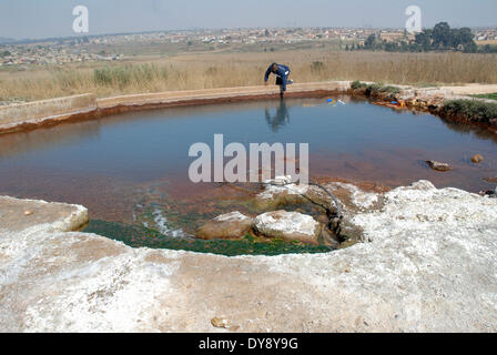 L'Afrique du Sud, zone de Witbank, 2 septembre 2008 : le militant écologiste, Matthews Hlabane, explique comment l'eau s'écoule d'AMD Banque D'Images