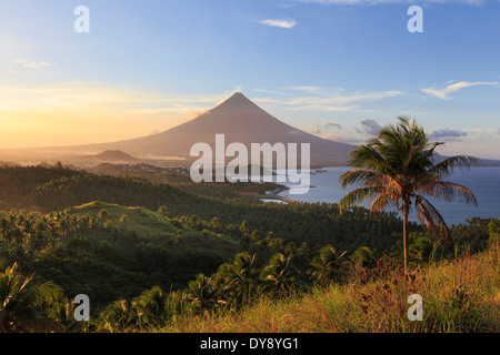 Aux Philippines, dans le sud-est de Luzon, Bicol, volcan Mayon Banque D'Images