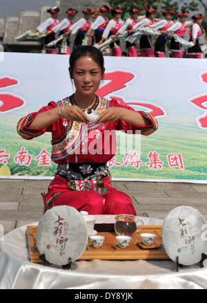 Le Xishuangbanna, la province chinoise du Yunnan. 10 avr, 2014. Une fille effectue folk plateau servant au cours de la 6ème Menghai Menghai Thé Roi Carnaval au comté de Xishuangbanna Préfecture autonome Dai, le sud-ouest de la province chinoise du Yunnan, le 10 avril 2014. © Lin Yiguang/Xinhua/Alamy Live News Banque D'Images