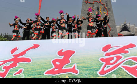 Le Xishuangbanna, la province chinoise du Yunnan. 10 avr, 2014. Les gens font une danse folklorique au cours de la 6ème Menghai Menghai Thé Roi Carnaval au comté de Xishuangbanna Préfecture autonome Dai, le sud-ouest de la province chinoise du Yunnan, le 10 avril 2014. © Lin Yiguang/Xinhua/Alamy Live News Banque D'Images