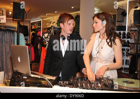 Munich, Allemagne. 09 avr, 2014. Sophie Ellis-Bextor et Richard Jones à l'inauguration d'un magasin H & M à Munich, Allemagne. Le 9 avril 2014. Dpa : Crédit photo alliance/Alamy Live News Banque D'Images