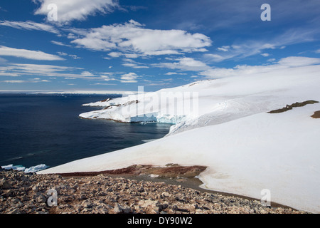 Un recul glacier dans la baie sur Joinville Suspiros île au large de la péninsule antarctique. Banque D'Images