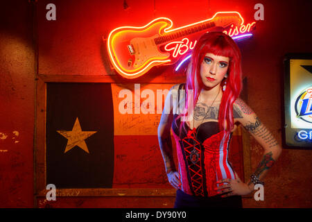 Amérique du Nord Texas USA United States America Fort Worth bar Budweiser neon rouge Punk fille vie nocturne vie nocturne tatouage cheveux r Banque D'Images