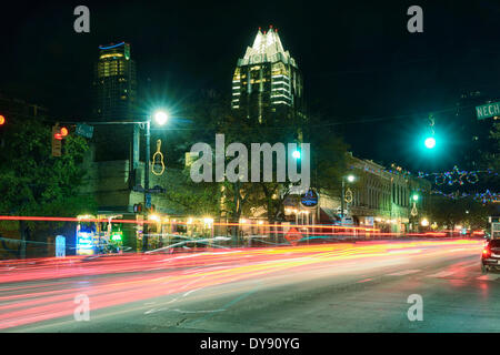 Amérique du Nord, Texas, USA, United States, Amérique, Austin, vie nocturne, 6ème rue, des lumières, de la circulation, Banque D'Images