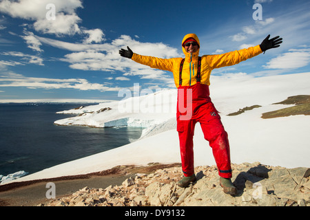 Un homme d'une expédition croisière sur Joinville île au large de la péninsule antarctique. Banque D'Images