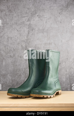 Bottes en caoutchouc vert. Bottes de travail agricole pour toutes sortes de travaux de jardinage. Banque D'Images