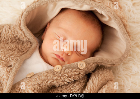 Newborn sleeping sur basane Banque D'Images