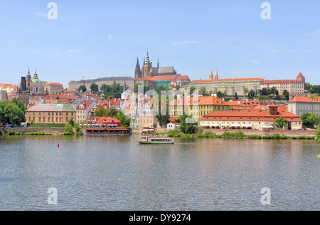 Vue sur le château de Prague sur la rivière Vltava, République Tchèque Banque D'Images