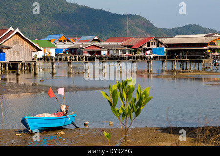Vue sur un canal dans le village de pêcheurs Bang Bao sur Ko Chang, Thaïlande Banque D'Images