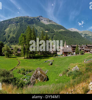 L'église du village de montagne village ville prés d'été sur le terrain d'arbres montagnes hills Evolene Val d'Herens Valais Valais Switzerlan Banque D'Images