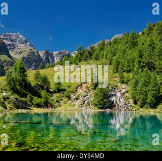 Lac Bleu paysage lac eau été montagne hills personnes La Gouille Val d'Herens Valais Valais Suisse Europe, Banque D'Images