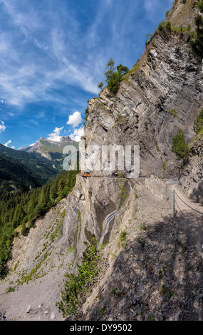 Bisse Bisse du Torrent Neuf trottoir de bois d'été paysage collines montagnes falaise Wallis direction Savièse Valais Suisse ue Banque D'Images