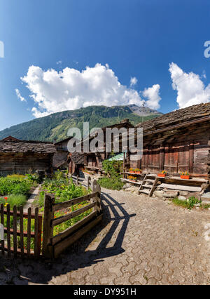 Gîte rural chalet en bois ancien village ville montagnes d'été d'Evolène, Val d'Herens Valais Valais Suisse Europe, Banque D'Images