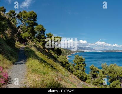 Sentier Chemin du Joncquet paysage méditerranéen eau arbres spring mountains sea personnes La Seyne sur Mer Var France Europ Banque D'Images