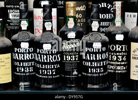 Portugal, Lisbonne : Vintage port des bouteilles de vin dans la fenêtre d'un magasin traditionnel Banque D'Images