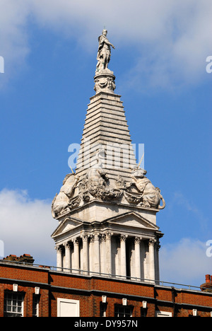 Londres, Angleterre, Royaume-Uni. St George's Parish Church, Bloomsbury. (Nicholas Hawksmoor, consacrée en 1731) sur Bloomsbury Way. Steeple Banque D'Images