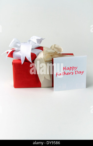 Deux gift wrapped présente avec des arcs plus une carte de voeux dans une enveloppe avec le message Happy Fathers Day Banque D'Images