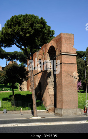 Italie, Rome, aqueduc de Néron (Aqua Claudia) et colline palatine Banque D'Images