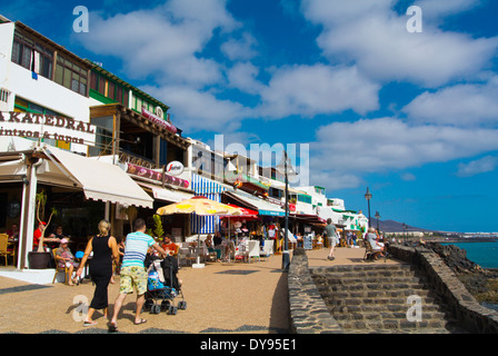 Avenida Maritima promenade en bord de mer, Playa Blanca, Lanzarote, Canary Islands, Spain, Europe Banque D'Images