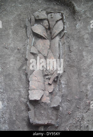 (140410) -- JÉRUSALEM, 10 avril 2014 (Xinhua) -- photo prise le 26 décembre 2013, et publié par les antiquités signale un sarcophage au tel, un Shadud monticule archéologique dans la vallée de Jezreel, le nord d'Israël. A 3 200 ans, contenant les objets de valeur que cercueil égyptien archéologues croient appartenait à un haut fonctionnaire cananéenne a été découvert dans le nord d'Israël, l'Autorité des antiquités d'Israël a annoncé le 9 avril 2014. L'argile sarcophage a été trouvé en décembre dernier dans la vallée de Jezreel près de Tel Shadud dans le nord d'Israël lors du creusement d'un tuyau de gaz naturel Banque D'Images