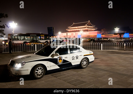 Voiture de police près de la Place Tiananmen, avec la porte de la Paix Céleste (arrière-plan) sur Tiananmen Banque D'Images