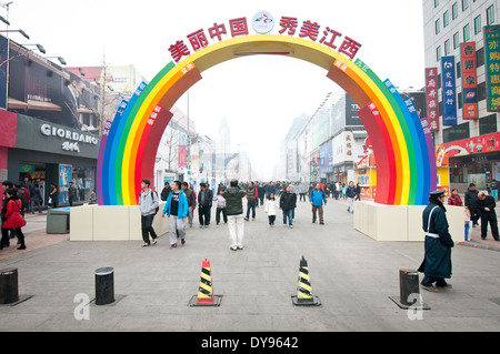 À l'entrée Rainbow dans la rue Wangfujing Dongcheng District, Beijing, Chine Banque D'Images