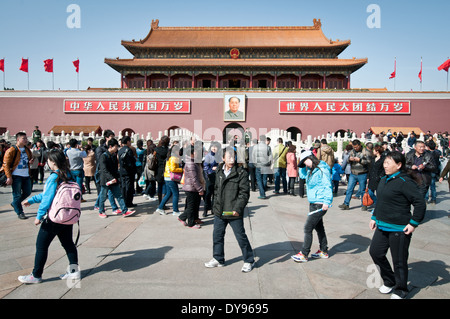 Les touristes chinois en face de Tiananmen (Porte de la paix céleste), à Beijing, Chine Banque D'Images