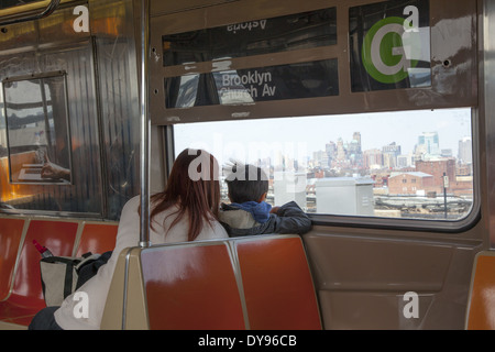 Mère et fils admirer Brooklyn du train F élevé à Brooklyn, New York. Banque D'Images