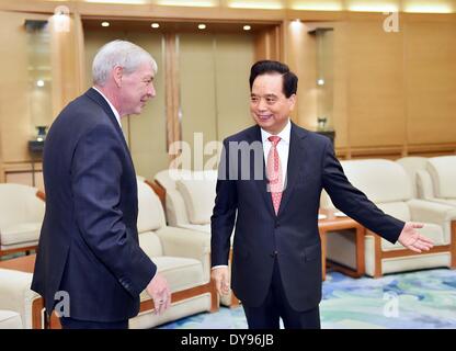 Beijing, Chine. 10 avr, 2014. Li Jianguo (R), un membre du Bureau politique du parti communiste de Chine Comité Central et également président de la Fédération chinoise des syndicats (ACFTU), rencontre avec Sohmer, président de l'Allemagne à la Fédération des syndicats de Chine, à Beijing, capitale de Chine, le 10 avril 2014. Crédit : Li Tao/Xinhua/Alamy Live News Banque D'Images