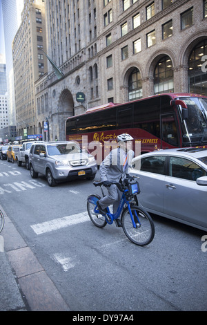 L'homme monte un vélo Citi pour battre le trafic sur 42nd Street à Manhattan, l'un des centres urbains les plus congestionnées n'importe où. NYC. Banque D'Images