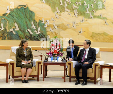 Beijing, Chine. 10 avr, 2014. Yu Zhengsheng (R), président du Comité National de la Conférence consultative politique du peuple chinois, rencontre avec les visites du Thai la Princesse Maha Chakri Sirindhorn, à Beijing, capitale de Chine, le 10 avril 2014. Credit : Zhang Duo/Xinhua/Alamy Live News Banque D'Images