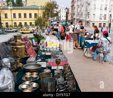 Les gens au marché aux puces à Kiev Ukraine Banque D'Images